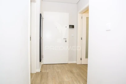 Apartamento T2 para Venda em Santo António dos Cavaleiros e Frielas