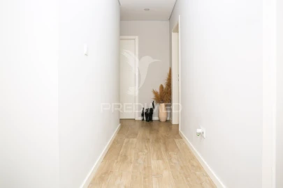 Apartamento T2 para Venda em Santo António dos Cavaleiros e Frielas