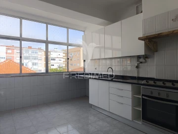 Apartamento T2 para Venda em Agualva e Mira-Sintra