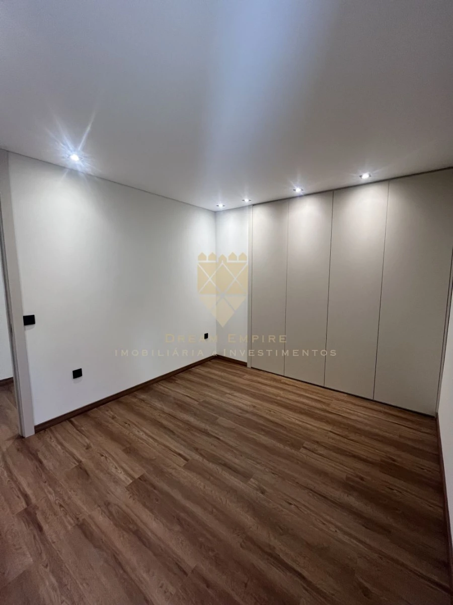 Garagem para Venda em Baltar Foto 12