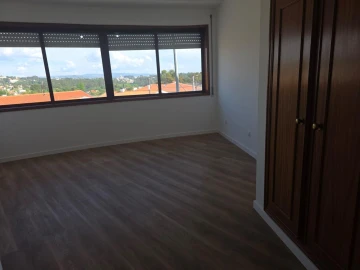 Apartamento T4 para Venda em Escapães