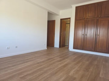 Apartamento T4 para Venda em Escapães