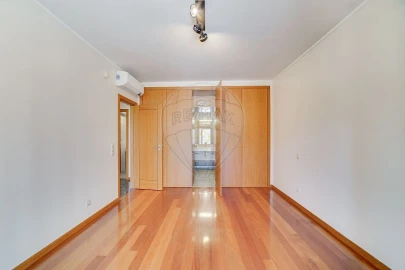 Apartamento T2 para Arrendamento em Carcavelos e Parede