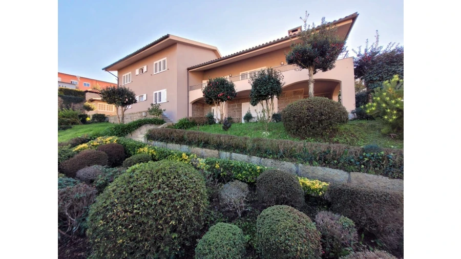 Moradia T5 para Venda em São Tomé de Negrelos Foto 1