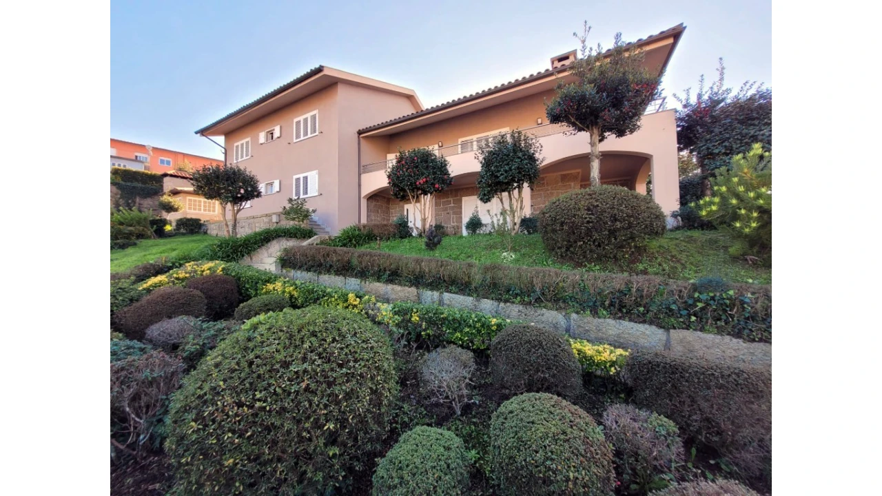 Moradia T5 para Venda em São Tomé de Negrelos Foto 1