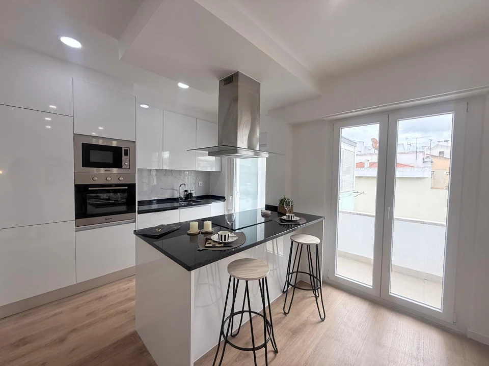 Apartamento T4 para Venda em Benfica Foto 1
