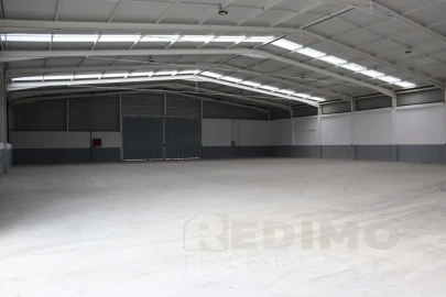Armazém para Arrendamento em Romariz