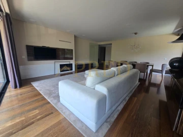 Apartamento T3 para Arrendamento em Aldoar, Foz do Douro e Nevogilde