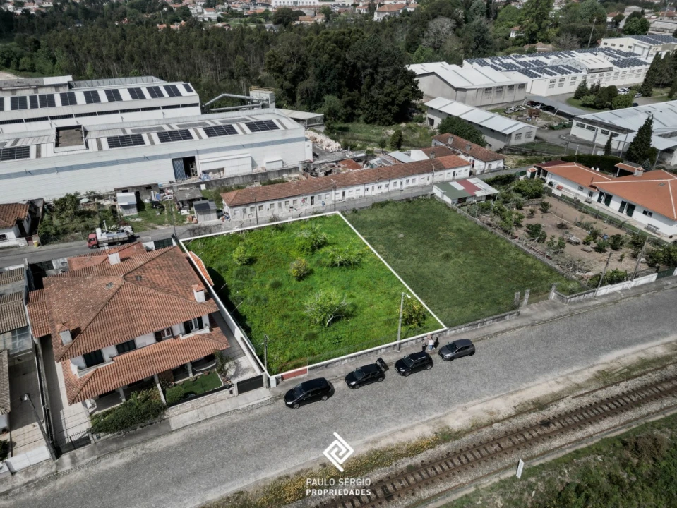 Terreno para Venda em Paços de Brandão Foto 1