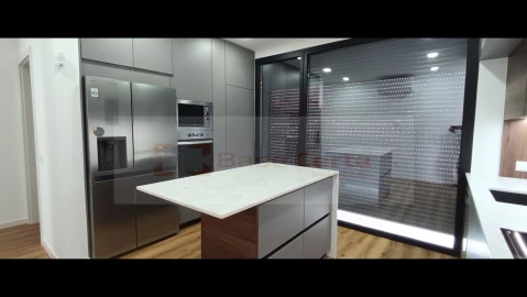 Moradia T5 para Venda em Santa Iria de Azoia, São João da Talha e Bobadela