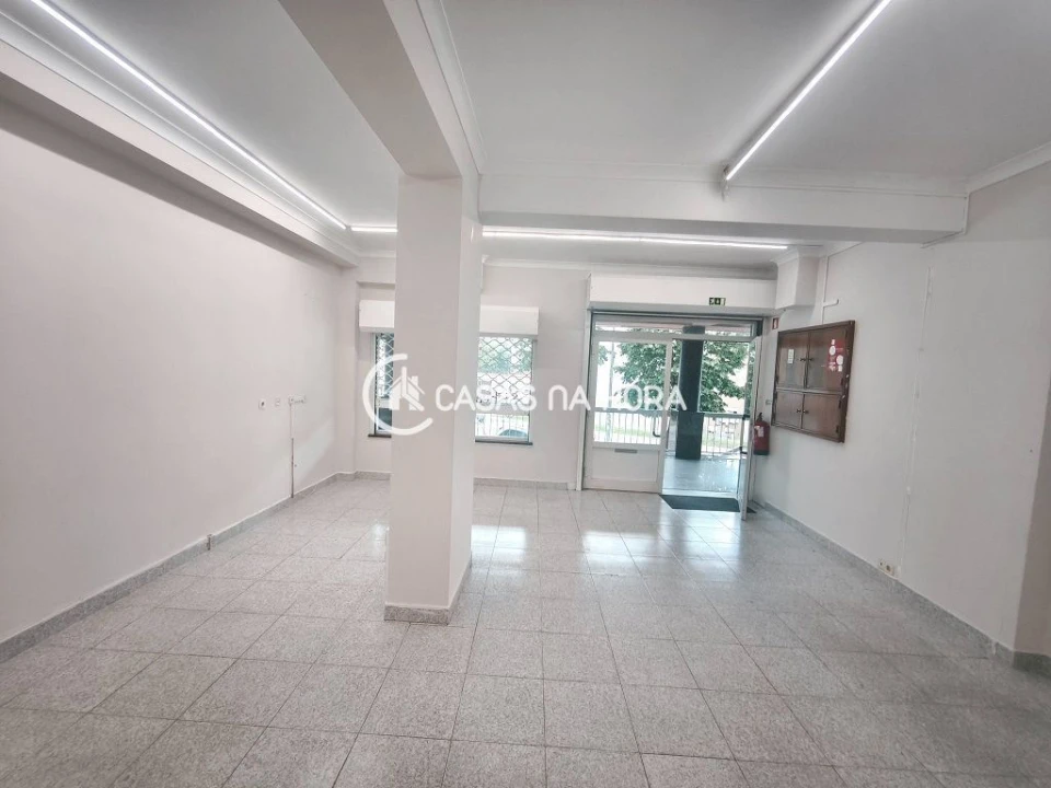 Loja para Arrendamento em Cacém e São Marcos Foto 2