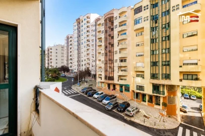 Apartamento T2 para Venda em Ramada e Caneças