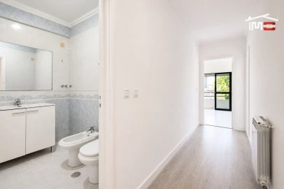 Apartamento T2 para Venda em Ramada e Caneças