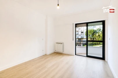 Apartamento T2 para Venda em Ramada e Caneças