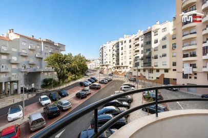 Apartamento T2 para Venda em Ramada e Caneças