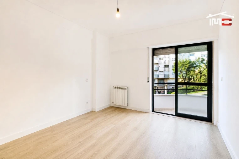 Apartamento T2 para Venda em Ramada e Caneças Foto 12