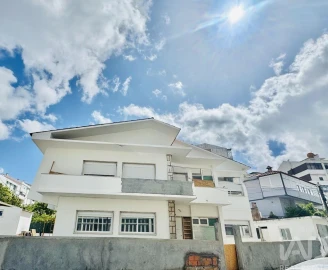 Moradia T4 para Venda em Laranjeiro e Feijó