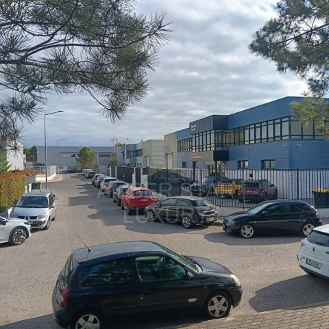Armazém para Venda em Seixal, Arrentela e Aldeia de Paio Pires