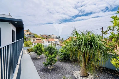 Moradia T5 para Venda em Funchal (São Pedro)