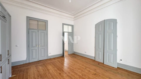 Apartamento T6 para Venda em Loule (São Sebastião)