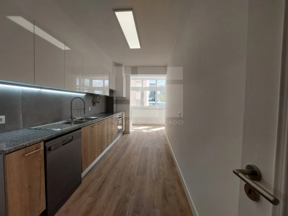 Apartamento T3 para Venda em São Domingos de Benfica Foto 3