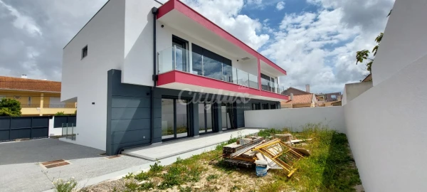 Moradia T4 para Venda em São Domingos de Rana