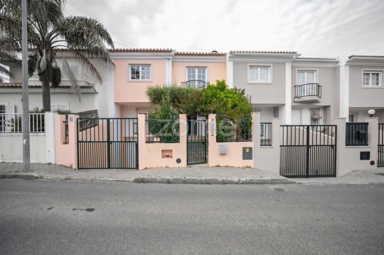Moradia T4 para Venda em Rio de Mouro Foto 4