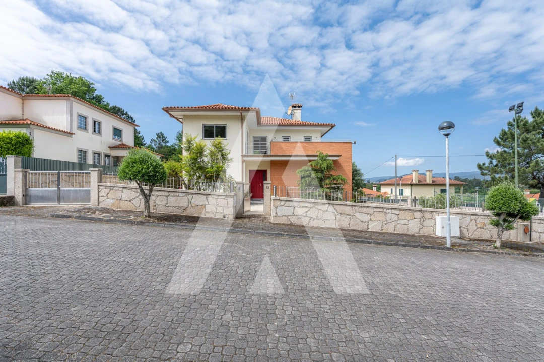 Moradia T4 para Venda em Geraz do Lima (Santa Maria, Santa Leocádia, Moreira), Deão Foto 1