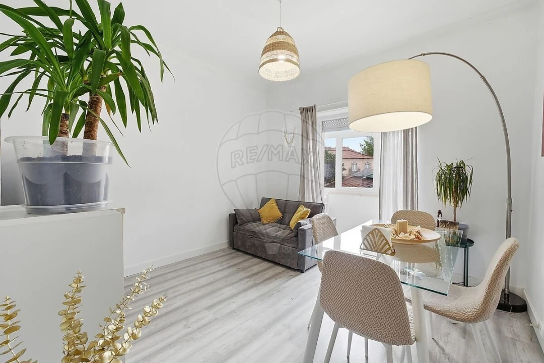 Apartamento T2 para Venda em Queluz e Belas Foto 1