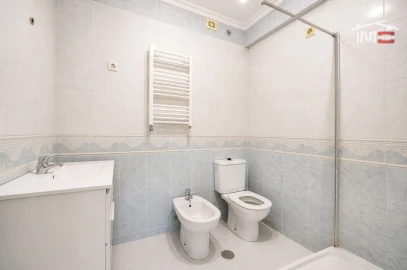 Apartamento T2 para Venda em Ramada e Caneças