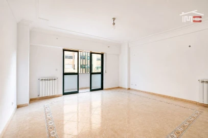 Apartamento T2 para Venda em Ramada e Caneças