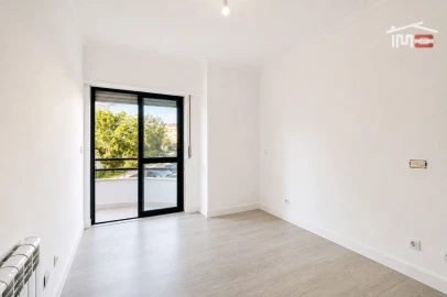 Apartamento T2 para Venda em Ramada e Caneças