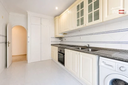 Apartamento T2 para Venda em Ramada e Caneças