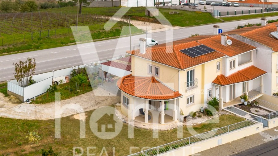 Moradia T4 para Venda em Parceiros e Azoia