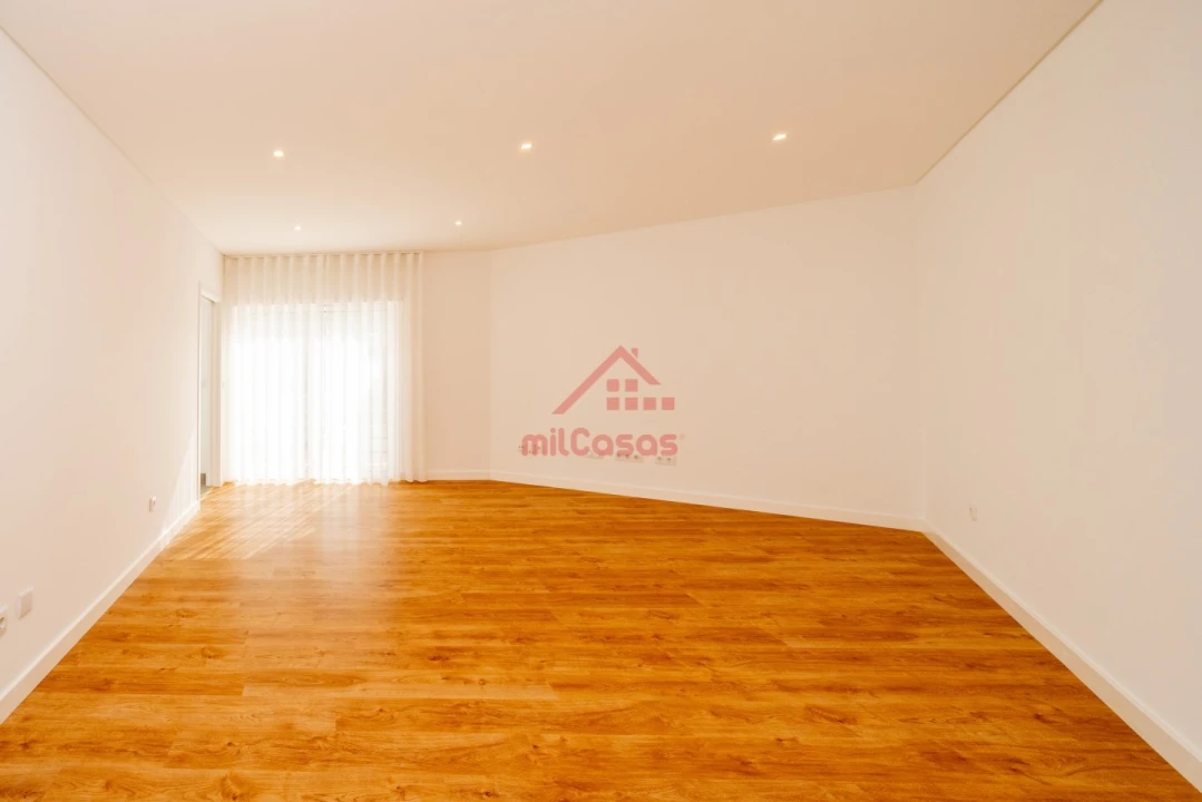 Apartamento T2 para Arrendamento em Santa Maria, São Pedro e Matacães Foto 2