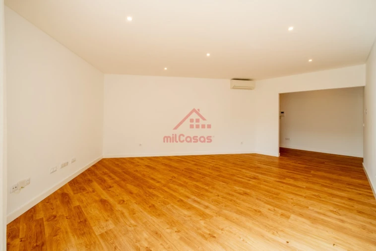 Apartamento T2 para Arrendamento em Santa Maria, São Pedro e Matacães Foto 4