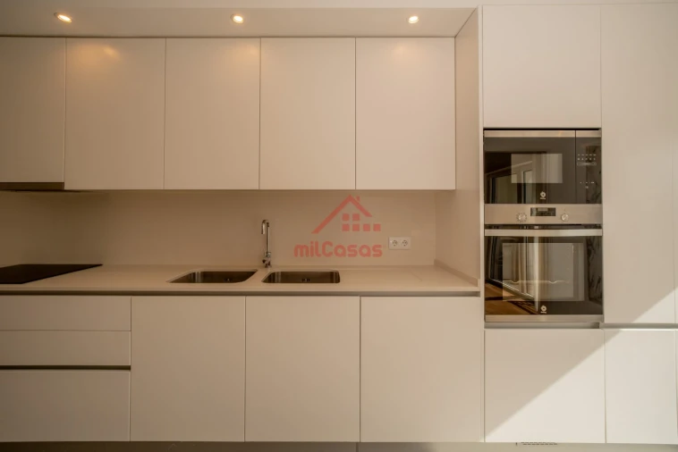 Apartamento T2 para Arrendamento em Santa Maria, São Pedro e Matacães Foto 10