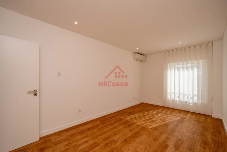 Apartamento T2 para Arrendamento em Santa Maria, São Pedro e Matacães Foto 16