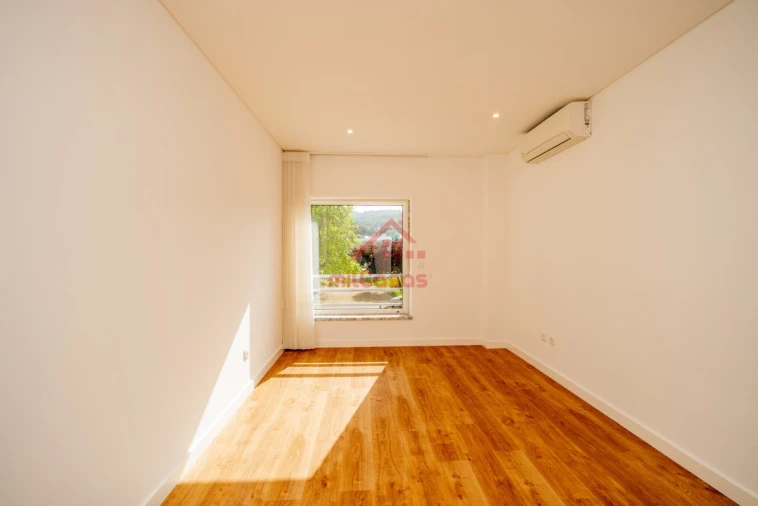 Apartamento T2 para Arrendamento em Santa Maria, São Pedro e Matacães Foto 22