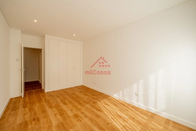 Apartamento T2 para Arrendamento em Santa Maria, São Pedro e Matacães Foto 23