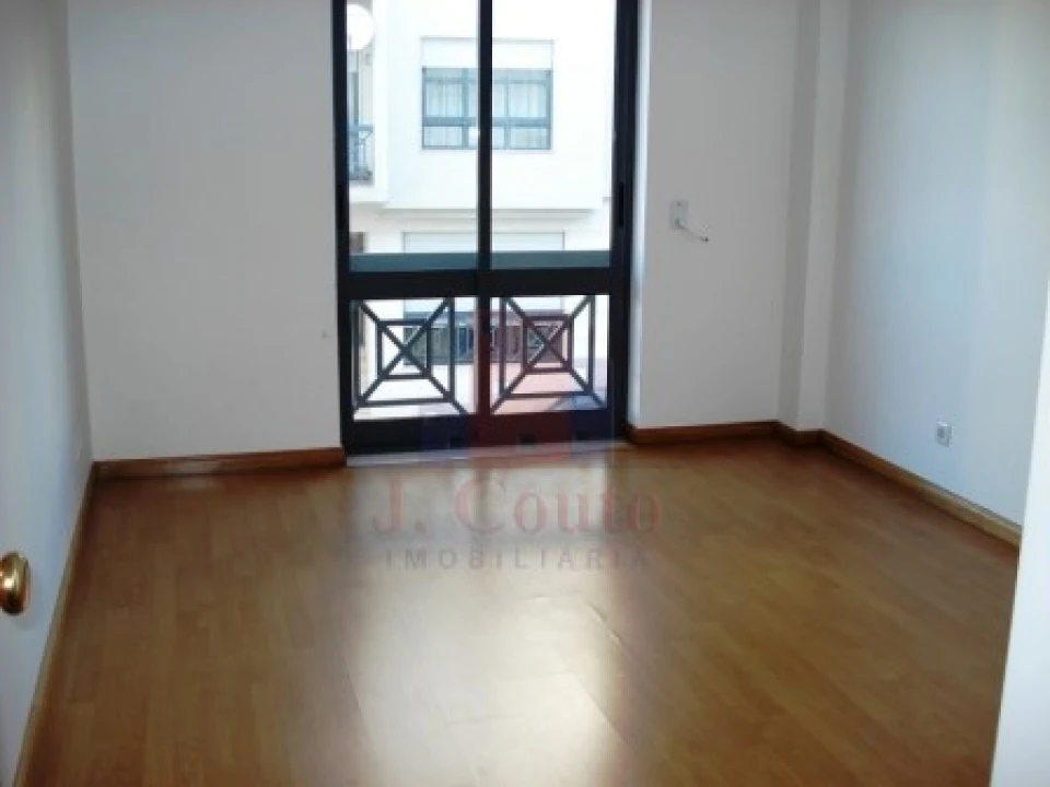 Apartamento T2 para Arrendamento em Nossa Senhora do Pópulo, Coto e São Gregório Foto 11