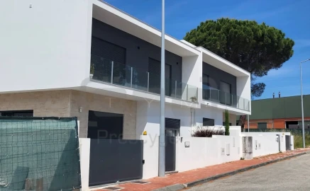 Moradia T4 para Venda em Nossa Sra de Fatima