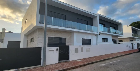 Moradia T4 para Venda em Nossa Sra de Fatima