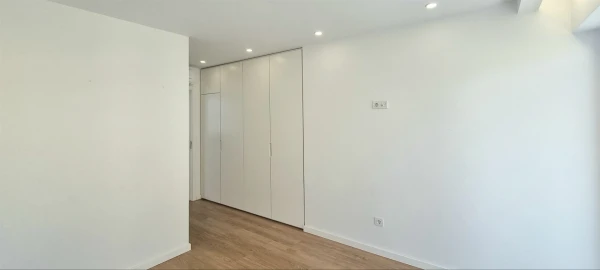 Apartamento T2 para Arrendamento em Santo Antonio dos Olivais