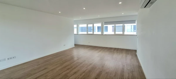 Apartamento T2 para Arrendamento em Santo Antonio dos Olivais