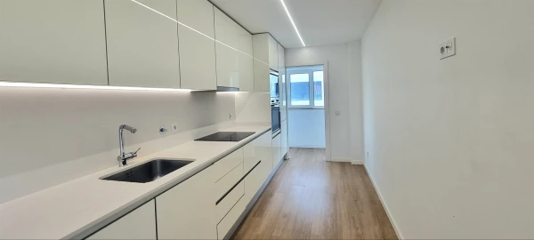Apartamento T2 para Arrendamento em Santo Antonio dos Olivais