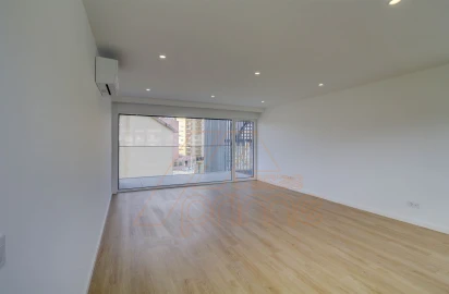Apartamento T2 para Arrendamento em Santo Antonio dos Olivais