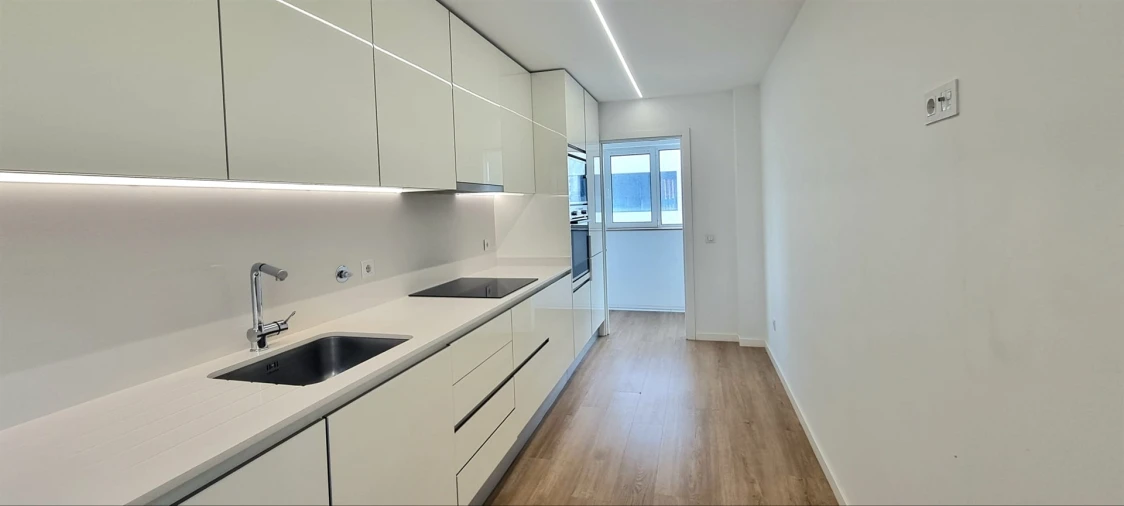 Apartamento T2 para Arrendamento em Santo Antonio dos Olivais Foto 6
