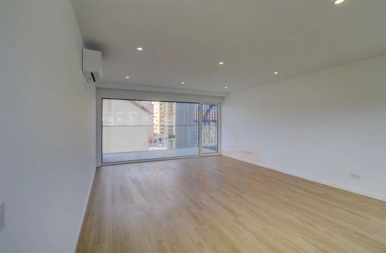 Apartamento T2 para Arrendamento em Santo Antonio dos Olivais Foto 2
