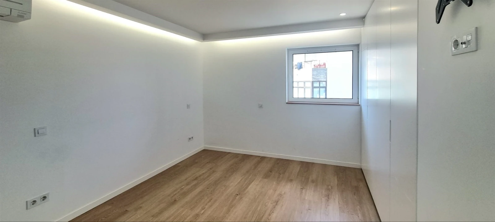 Apartamento T2 para Arrendamento em Santo Antonio dos Olivais Foto 15